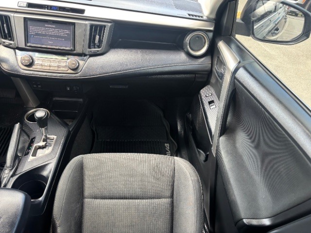 Toyota RAV4 Vehicle Full-screen Gallery Image 09