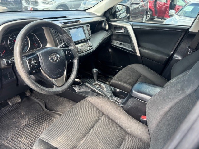Toyota RAV4 Vehicle Full-screen Gallery Image 11