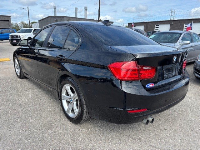 BMW 3 Series Vehicle Full-screen Gallery Image 04