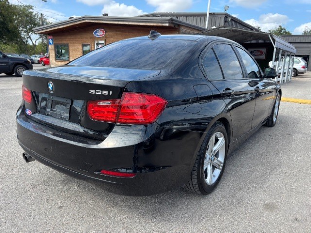 BMW 3 Series Vehicle Full-screen Gallery Image 05