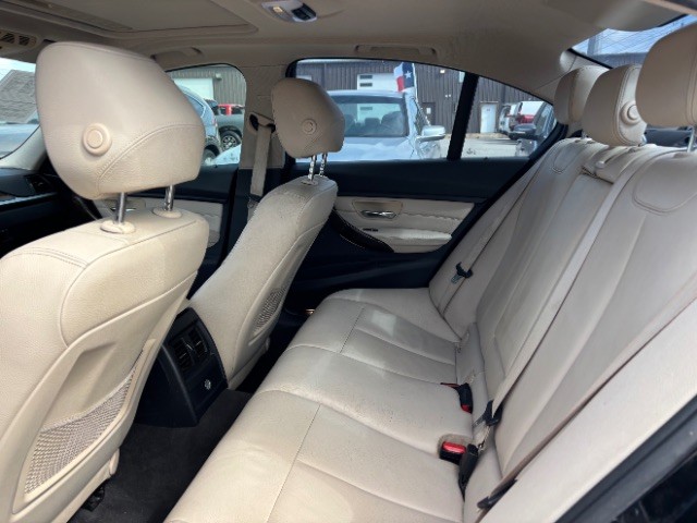 BMW 3 Series Vehicle Full-screen Gallery Image 06