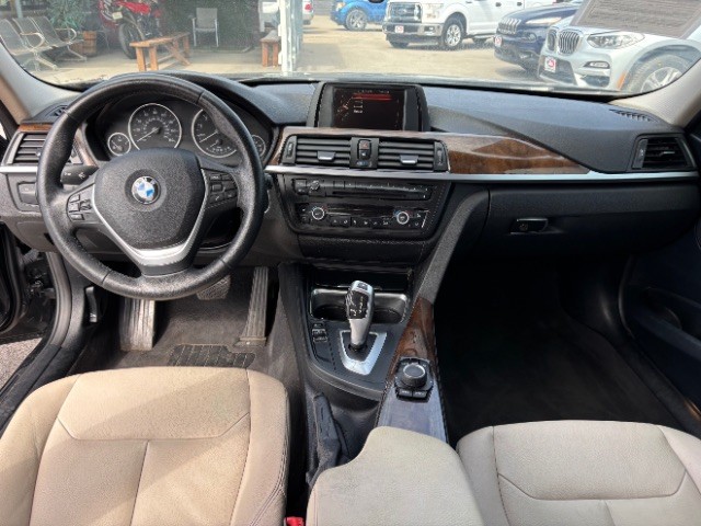 BMW 3 Series Vehicle Full-screen Gallery Image 07