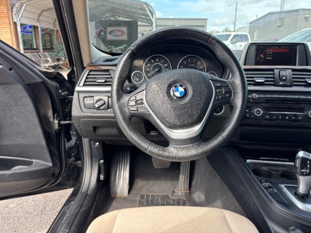 BMW 3 Series Vehicle Full-screen Gallery Image 08