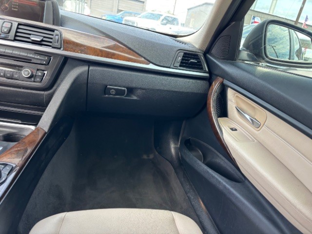 BMW 3 Series Vehicle Full-screen Gallery Image 09