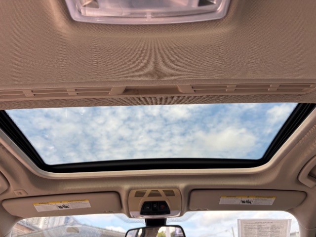 BMW 3 Series Vehicle Full-screen Gallery Image 10