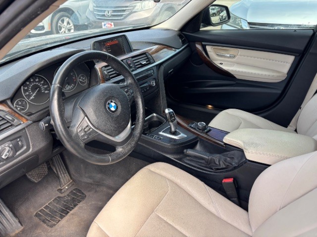BMW 3 Series Vehicle Full-screen Gallery Image 11
