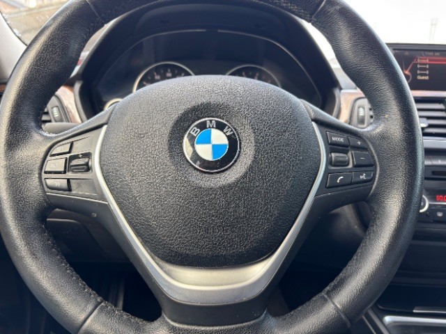 BMW 3 Series Vehicle Full-screen Gallery Image 12