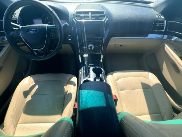 Ford Explorer Vehicle Full-screen Gallery Image 06