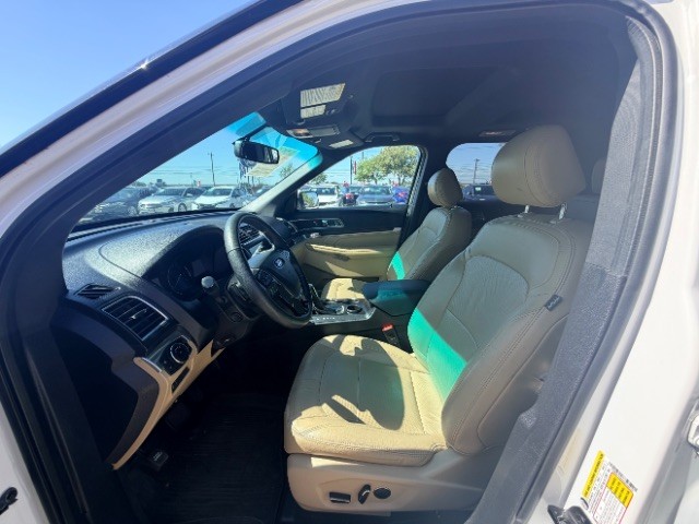 Ford Explorer Vehicle Full-screen Gallery Image 09