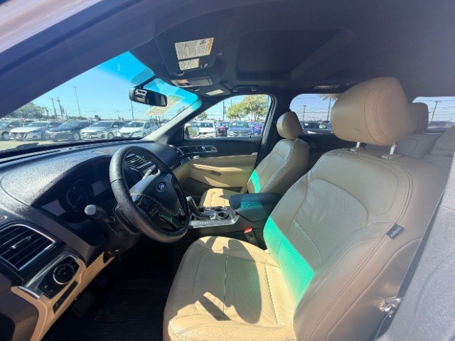 Ford Explorer Vehicle Full-screen Gallery Image 10