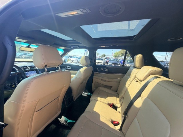 Ford Explorer Vehicle Full-screen Gallery Image 12