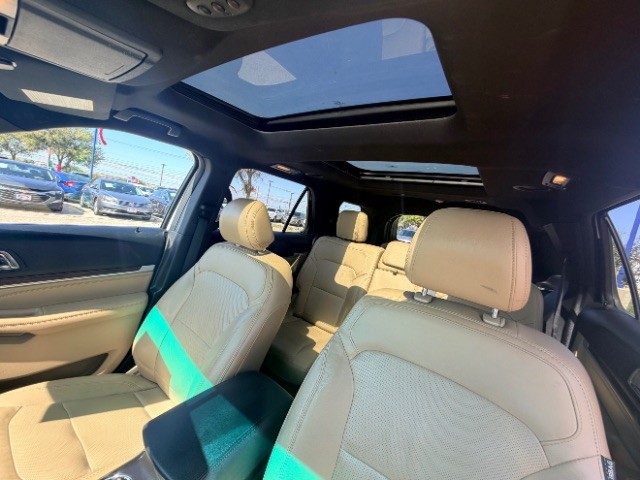 Ford Explorer Vehicle Full-screen Gallery Image 13