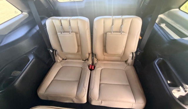 Ford Explorer Vehicle Full-screen Gallery Image 14