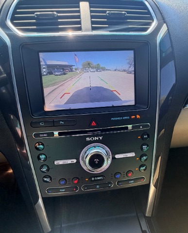Ford Explorer Vehicle Full-screen Gallery Image 15