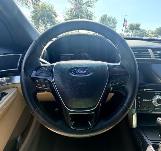 Ford Explorer Vehicle Full-screen Gallery Image 16