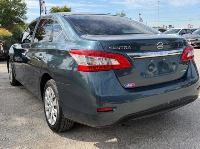 Nissan Sentra Vehicle Full-screen Gallery Image 05