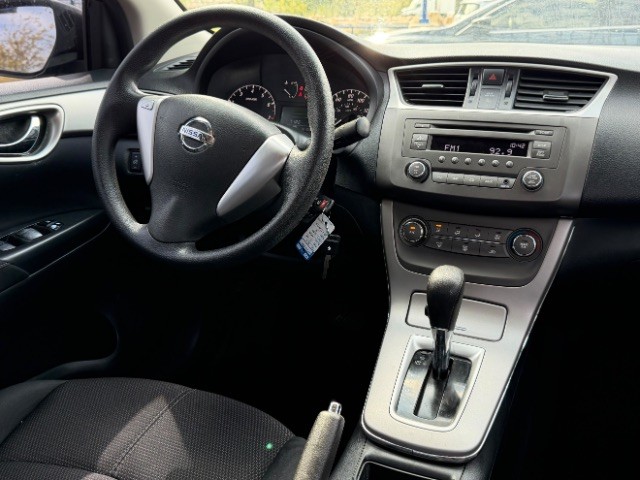 Nissan Sentra Vehicle Full-screen Gallery Image 07