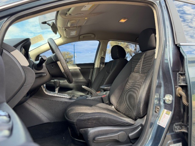 Nissan Sentra Vehicle Full-screen Gallery Image 08