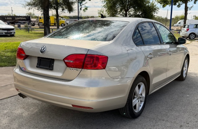 Volkswagen Jetta Sedan Vehicle Full-screen Gallery Image 04