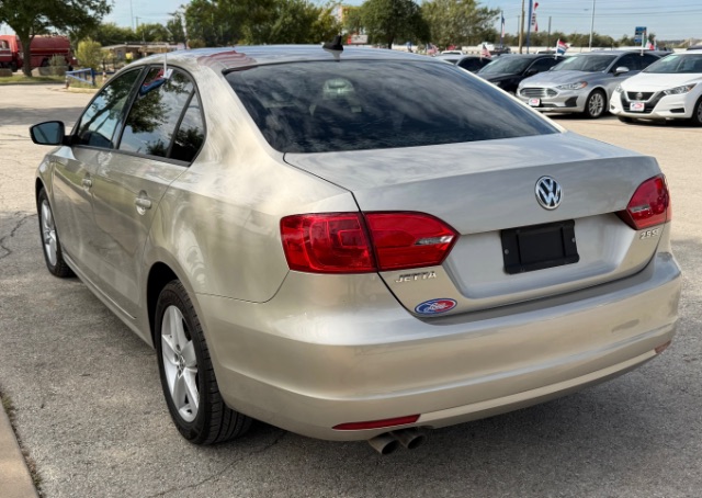 Volkswagen Jetta Sedan Vehicle Full-screen Gallery Image 05