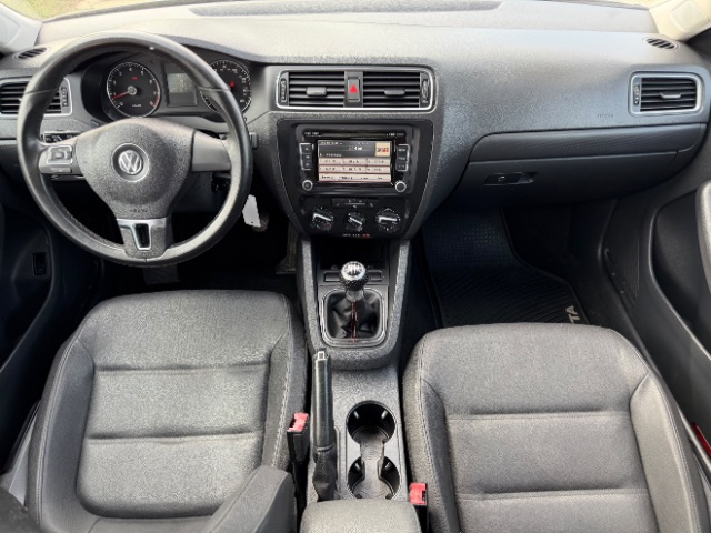 Volkswagen Jetta Sedan Vehicle Full-screen Gallery Image 06