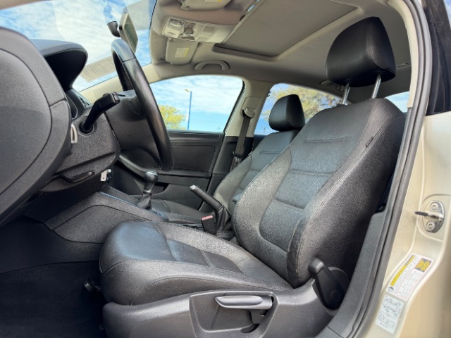 Volkswagen Jetta Sedan Vehicle Full-screen Gallery Image 07