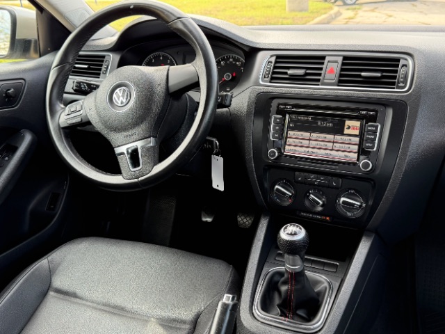 Volkswagen Jetta Sedan Vehicle Full-screen Gallery Image 08