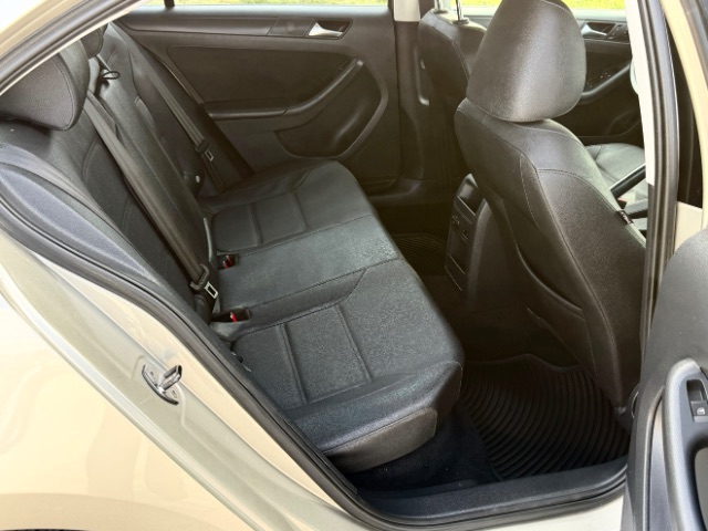 Volkswagen Jetta Sedan Vehicle Full-screen Gallery Image 09