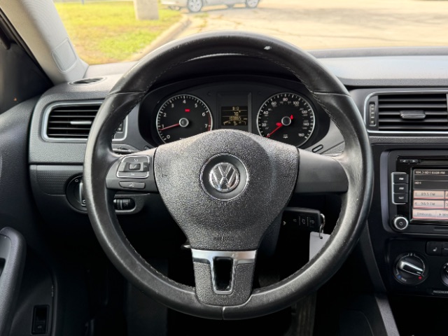 Volkswagen Jetta Sedan Vehicle Full-screen Gallery Image 10