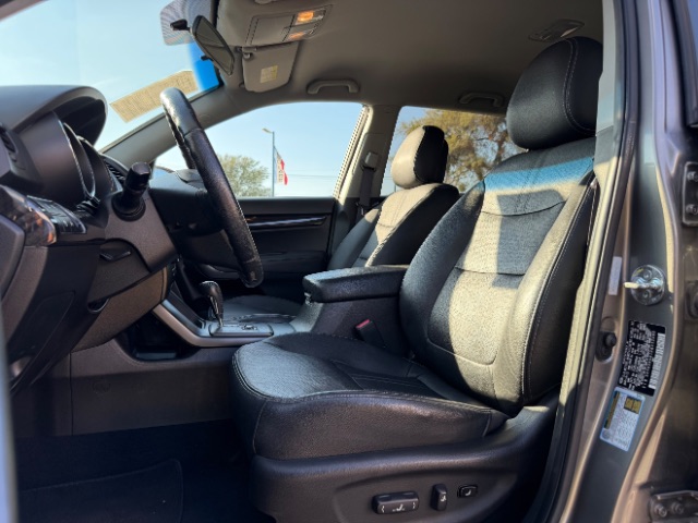 Kia Sorento Vehicle Full-screen Gallery Image 08