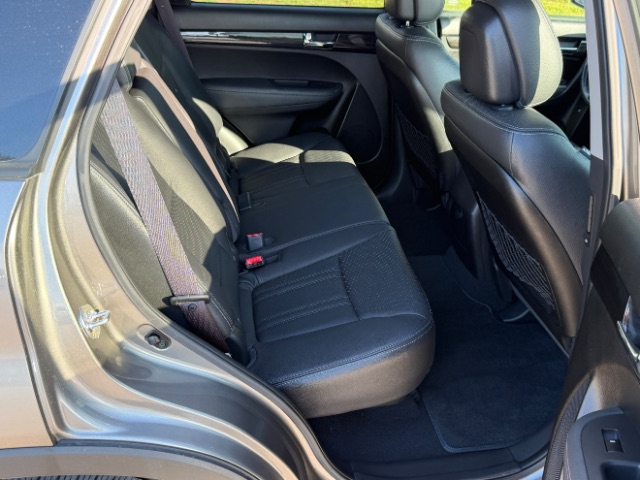 Kia Sorento Vehicle Full-screen Gallery Image 09