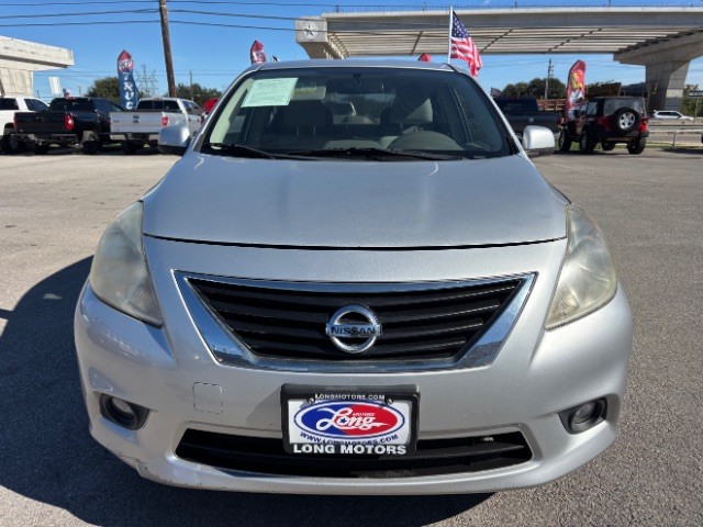 Nissan Versa Vehicle Full-screen Gallery Image 02