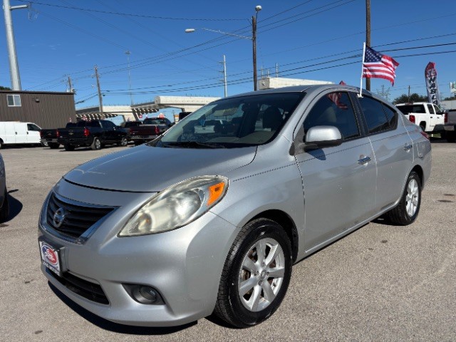 Nissan Versa Vehicle Full-screen Gallery Image 03