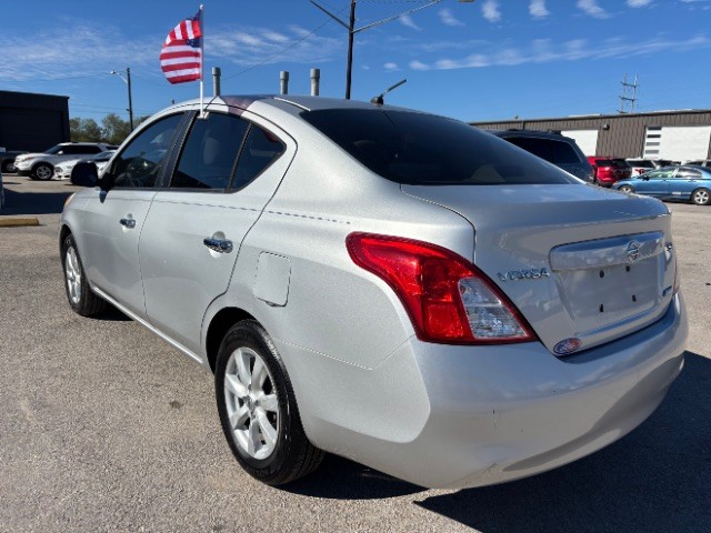 Nissan Versa Vehicle Full-screen Gallery Image 04