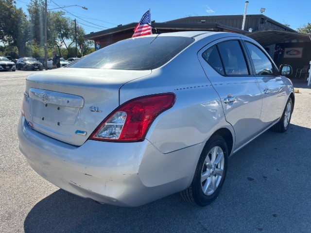 Nissan Versa Vehicle Full-screen Gallery Image 05