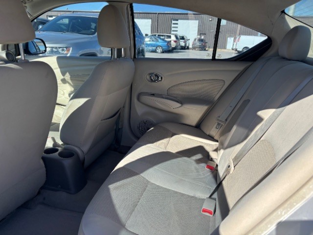 Nissan Versa Vehicle Full-screen Gallery Image 06