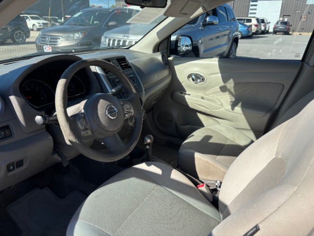 Nissan Versa Vehicle Full-screen Gallery Image 07