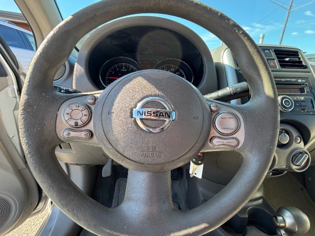 Nissan Versa Vehicle Full-screen Gallery Image 08