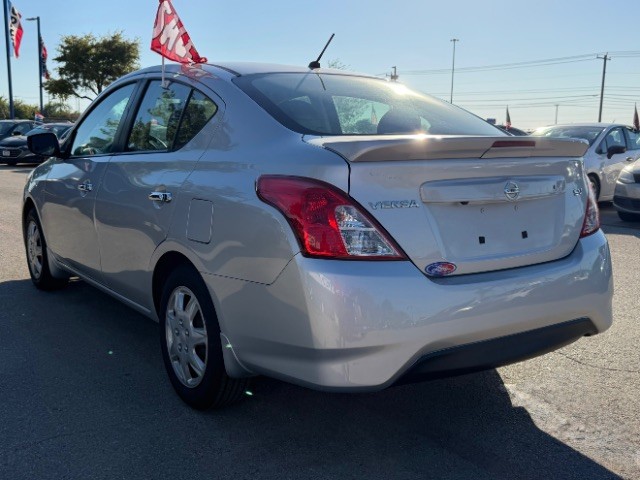 Nissan Versa Sedan Vehicle Full-screen Gallery Image 05
