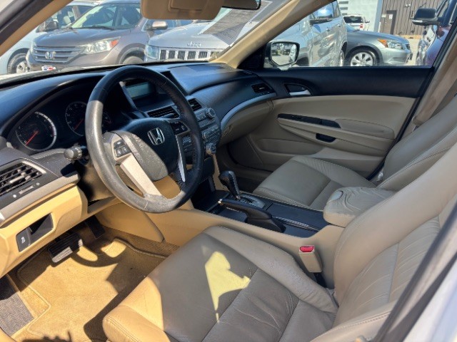 Honda Accord Sedan Vehicle Full-screen Gallery Image 10