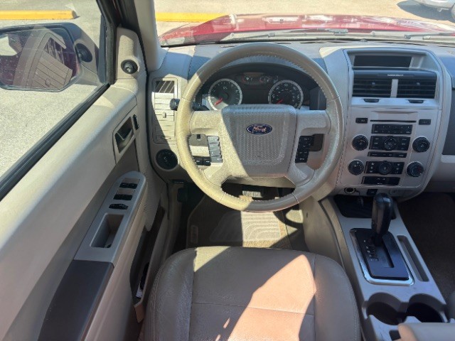 Ford Escape Vehicle Full-screen Gallery Image 08