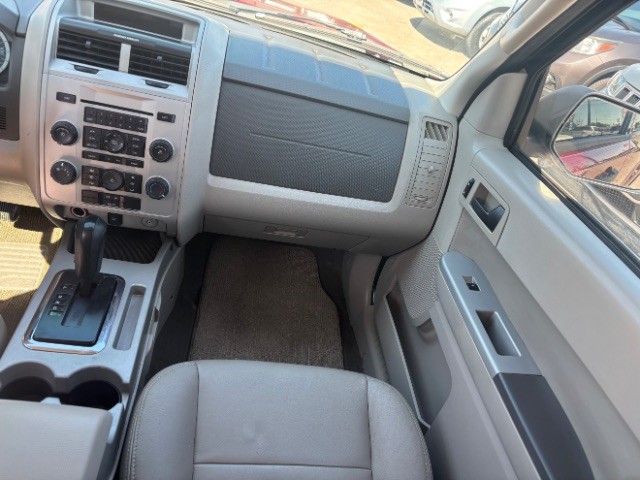 Ford Escape Vehicle Full-screen Gallery Image 09