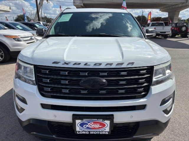 Ford Explorer Vehicle Full-screen Gallery Image 02