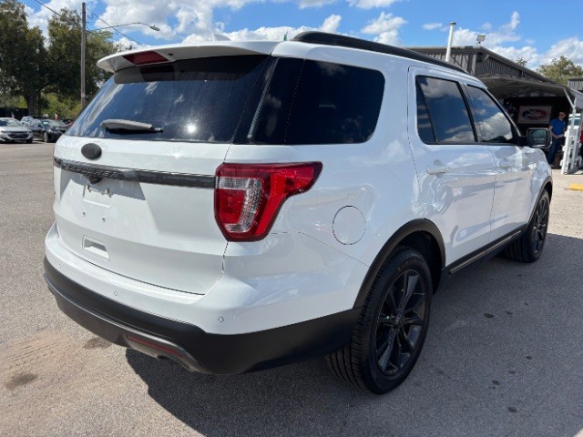 Ford Explorer Vehicle Full-screen Gallery Image 05