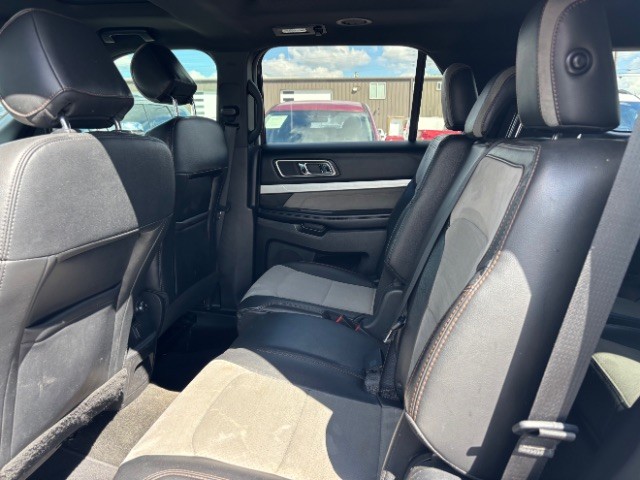 Ford Explorer Vehicle Full-screen Gallery Image 06