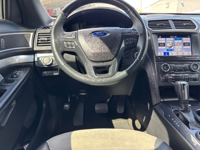 Ford Explorer Vehicle Full-screen Gallery Image 08