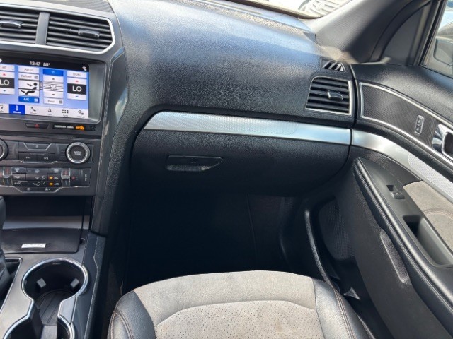 Ford Explorer Vehicle Full-screen Gallery Image 09