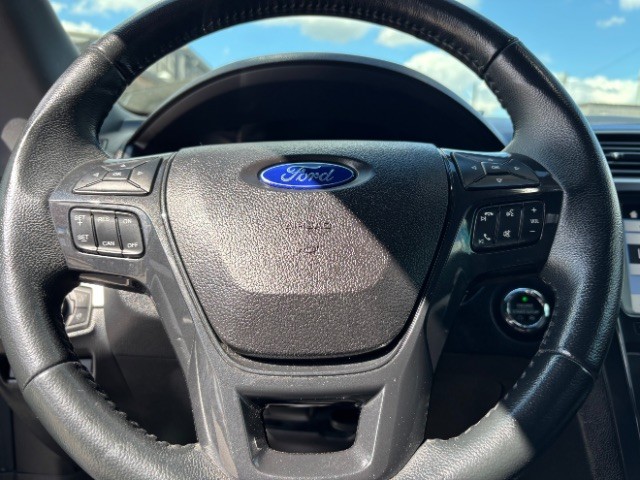 Ford Explorer Vehicle Full-screen Gallery Image 13
