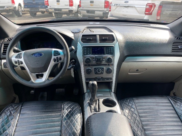 Ford Explorer Vehicle Full-screen Gallery Image 05
