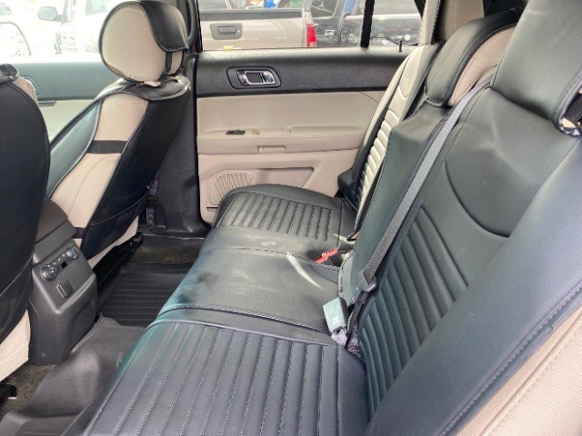 Ford Explorer Vehicle Full-screen Gallery Image 06